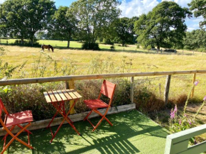 Holly Tree Cottage - 3 bedrooms and large garden with optional glamping double outside